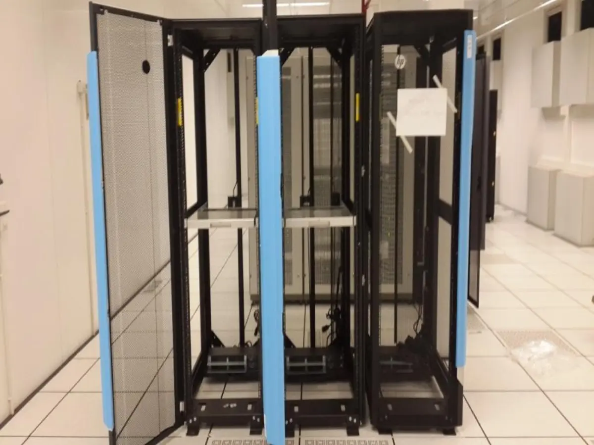 ตู้ Rack เซิร์ฟเวอร์ที่ติดตั้งเสร็จเรียบร้อย