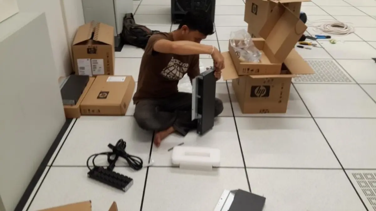 การติดตั้งเซิร์ฟเวอร์ในห้องเซิร์ฟเวอร์ของการไฟฟ้านครหลวง